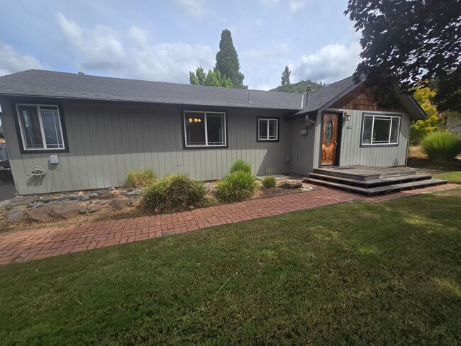 Building Photo - 3 bed 2 bath Family Home for Rent in Grant...