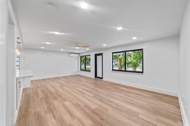 Building Photo - 4114 SW 49th Ct