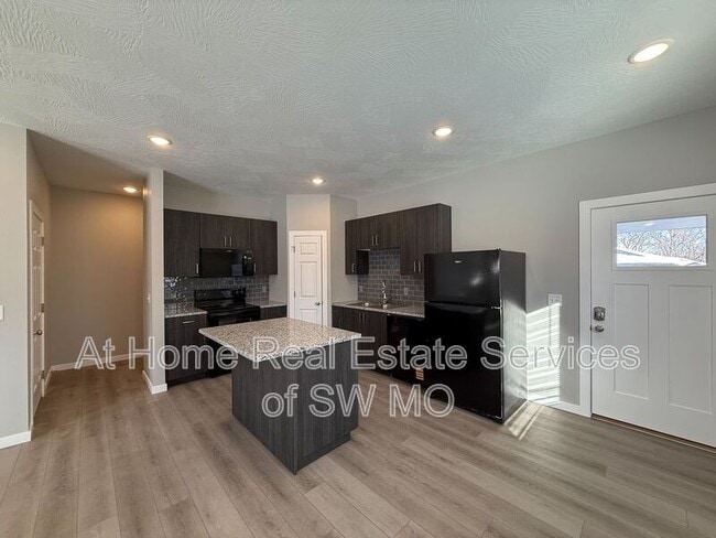 Building Photo - 4930 W Minota St