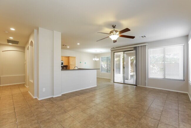 Foto del edificio - 3322 N 126th Dr