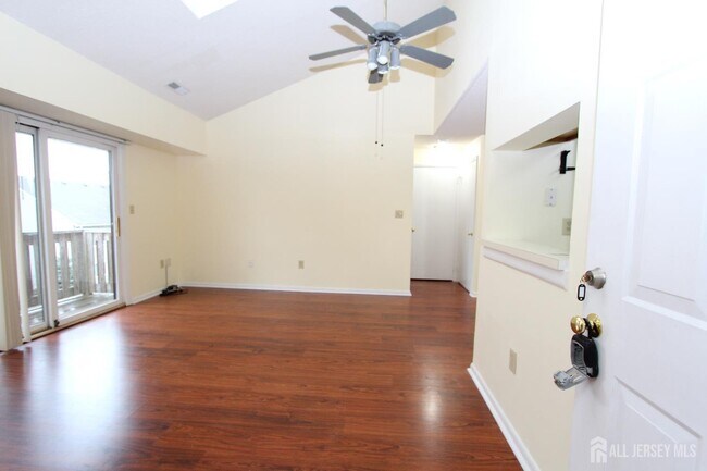 Foto del edificio - 5012 Ravens Crest Dr