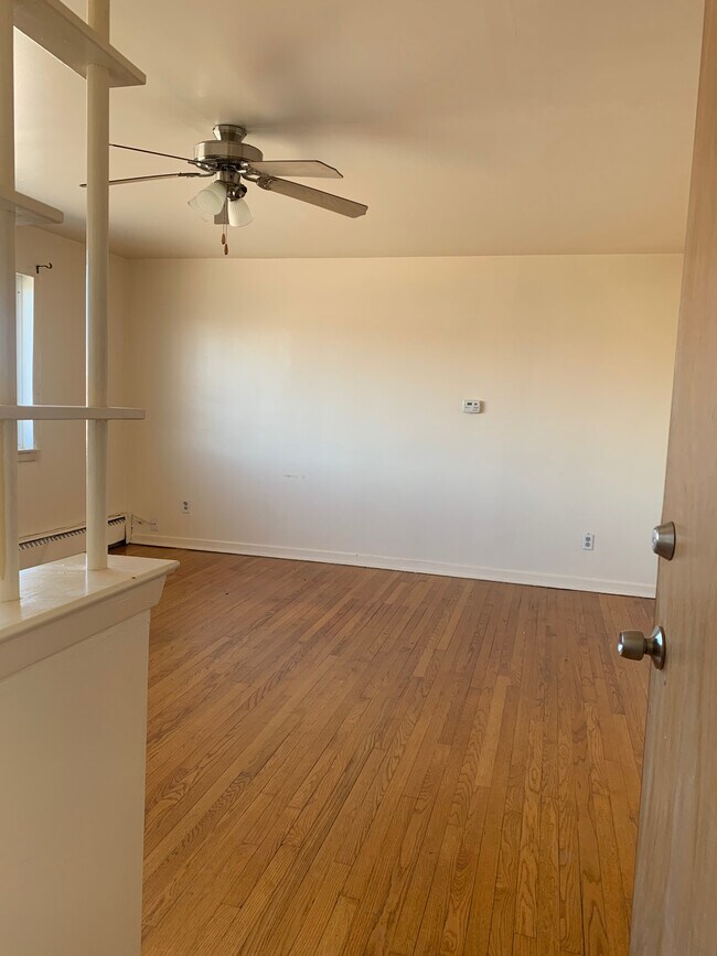 Foto del edificio - 1526 Bataan Dr