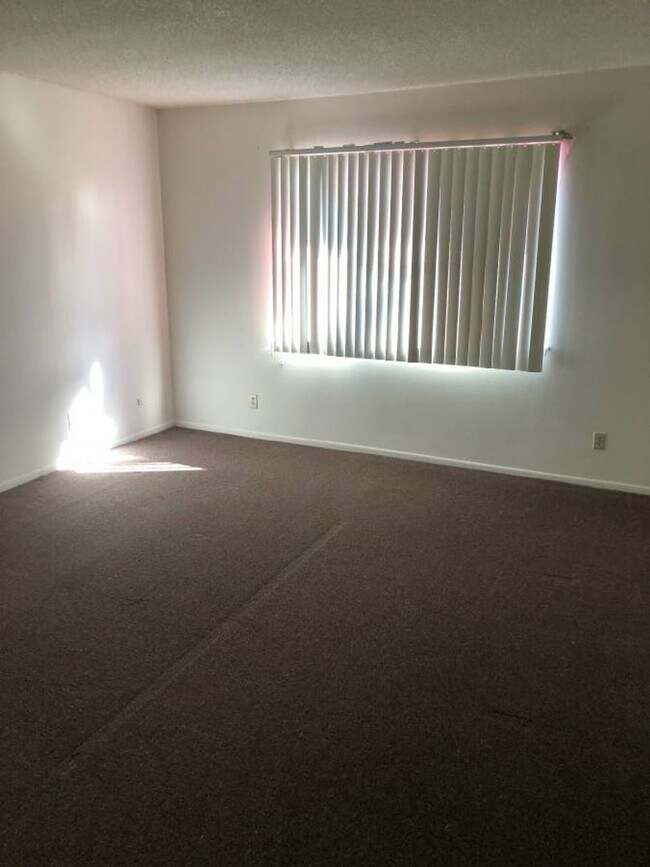 Building Photo - Moorpark 3 Bedroom 2 Full Bathroom close to Moorpark College
