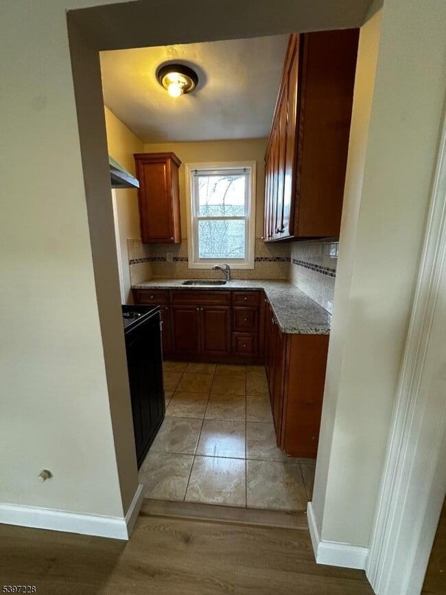 Foto del edificio - 33 Hayward Pl