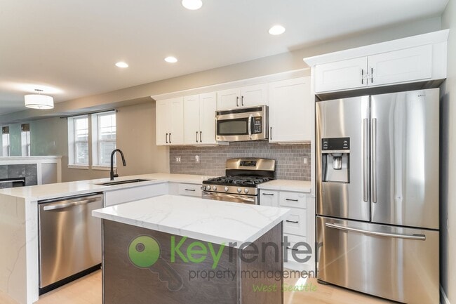 Building Photo - Modern 3 Bedroom with Office Space, Balcon...