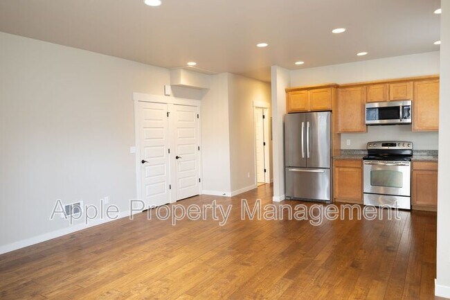 Foto del edificio - 556 1/2 Prospect St.