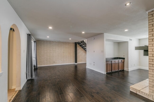 Building Photo - 2071 Clubview Dr