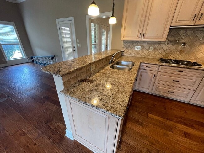Building Photo - Beautiful 5 Bedroom 3 Bath In Taylor Lakes...