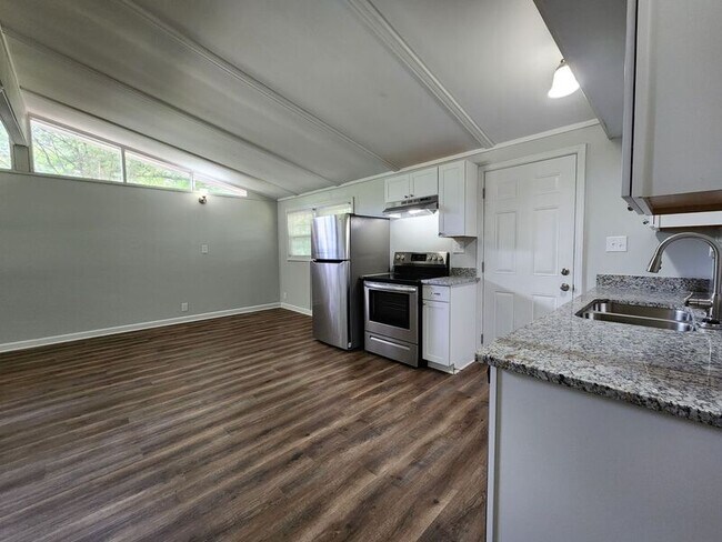 Building Photo - 523 Landers St
