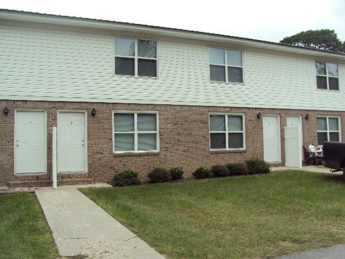 Primary Photo - Nice Townhome Located in Adel