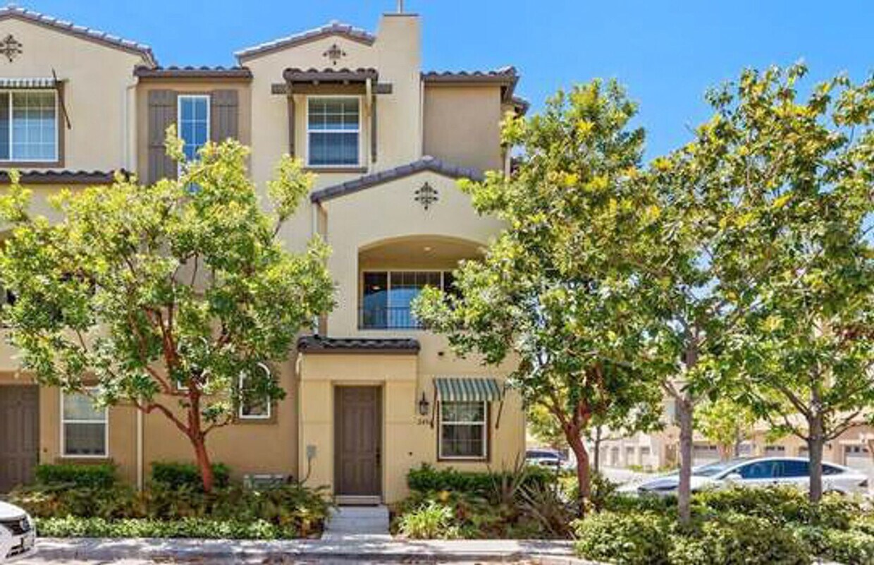 Foto principal - Bright 3bd/3.5ba Corner Unit in Establishe...