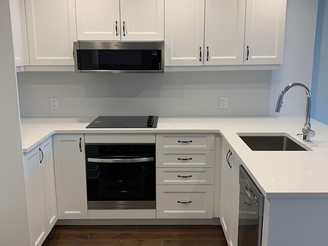 Building Photo - Luxury condo - Heat, water, parking, storage locker included - Oct 1st