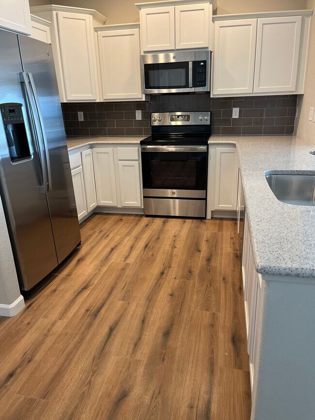 Foto del edificio - NEWER END UNIT TWO STORY TOWNHOME WITH A/C...