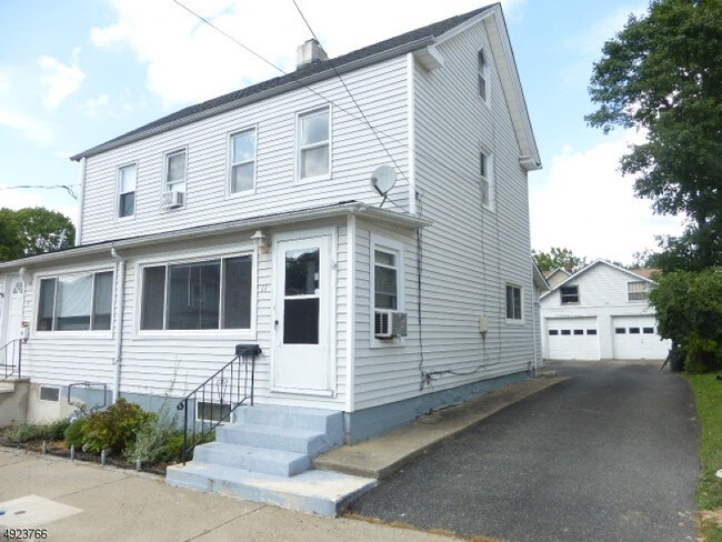 Building Photo - 11 Baker Ave
