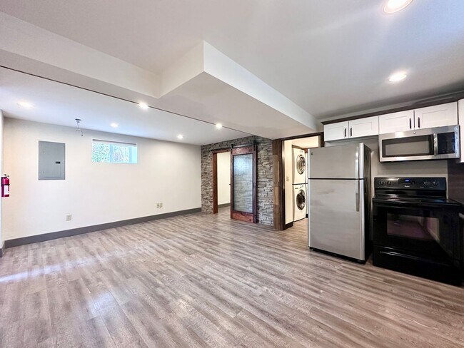 Foto del edificio - One Bedroom Apartment Located in a Quiet Two-Unit Home in North Portland!