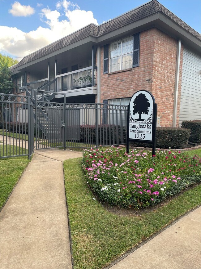 Building Photo - 1223 Augusta Dr