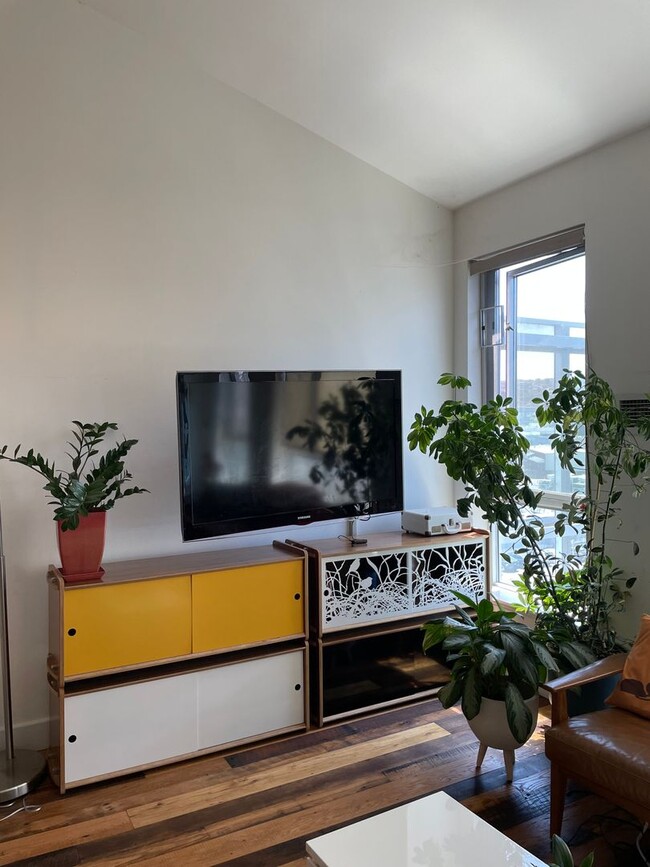 Building Photo - EpicREA - Gorgeous 1 BR/ 1.5 BA Condo w/ i...