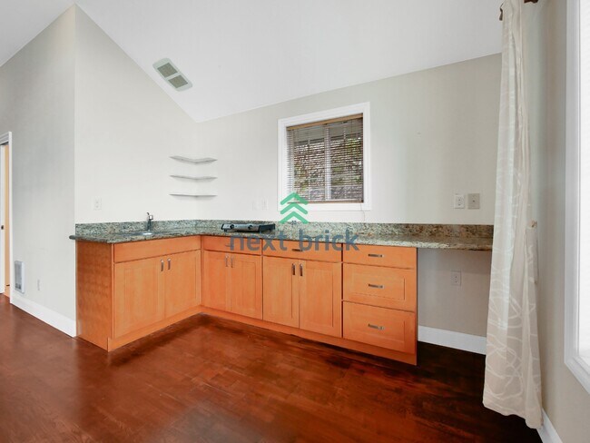 Foto del edificio - Studio for Rent with Garage Parking!