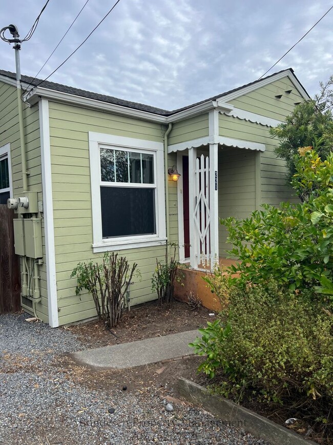 Building Photo - Charming 1 Bedroom Home with Hardwood Floors & Private Backyard
