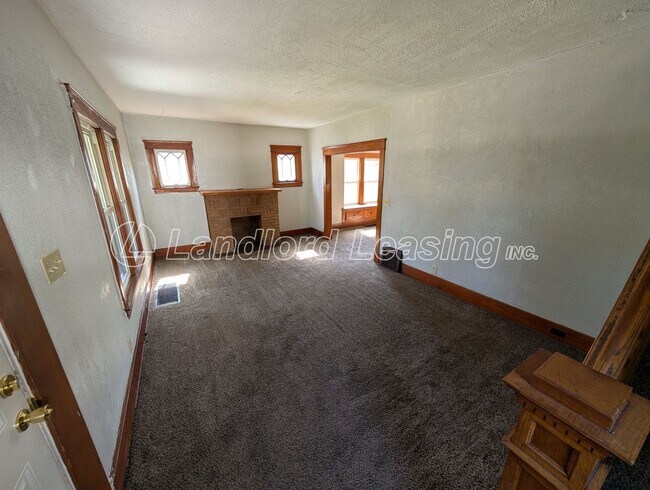 Foto del edificio - Charming 2-Bedroom Brick Home with Covered Porch