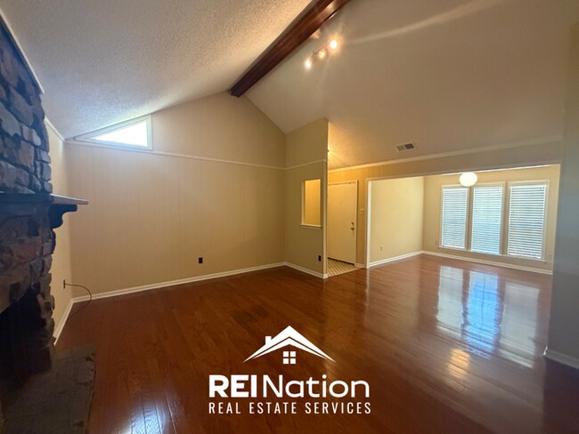 Foto del edificio - JUST LISTED! 3BR/2BA Memphis Stunner | Vaulted Ceilings & Stone Fireplace | Fenced Yard!