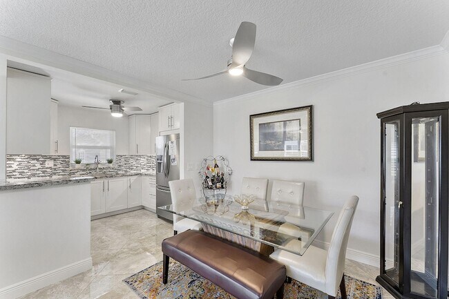 Foto del edificio - 5037 Lakefront Blvd