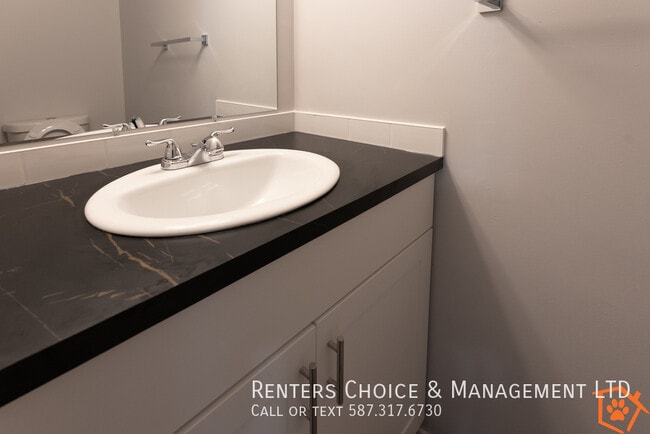 Photo du bâtiment - Freshly Renovated, Snow Removal Included, ...