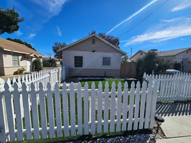 Foto del edificio - 1+ 1 Bed 1 Bath Cottage in San Jacinto $1425.00