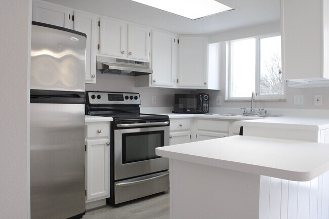 Building Photo - 245 Otis Ct
