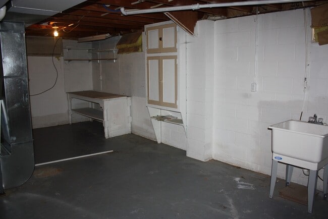 Building Photo - Adorable 2 bedroom HOME