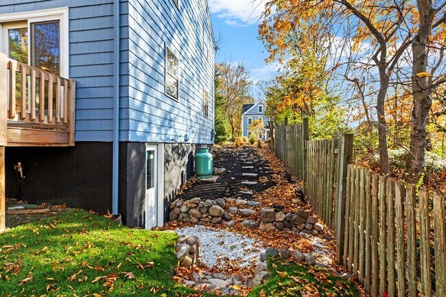 Building Photo - 27 Rockville Ave