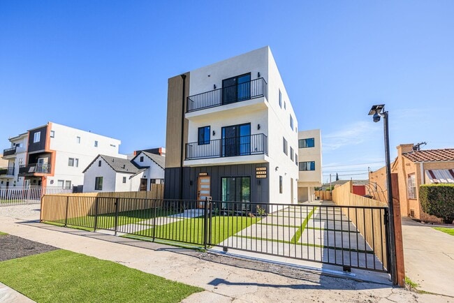 Luxury Never Before Lived in Townhomes! - Luxury Never Before Lived in Townhomes!