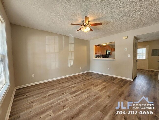 Foto del edificio - 2 Story All Brick 2/1.5 Townhouse in Concord