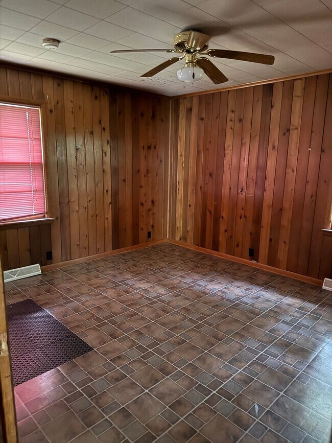 Building Photo - 3 Bedroom 1.5 Bath House