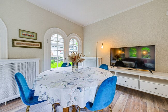 Building Photo - 518 Cortlandt Ave