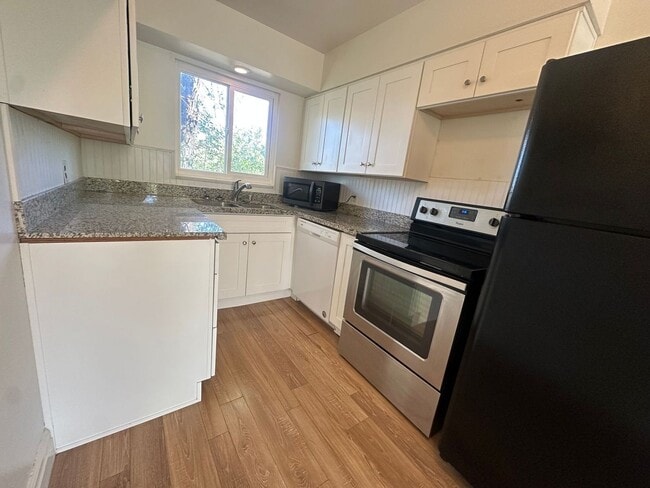 Building Photo - Newly renovated 2 bedroom blocks to river
