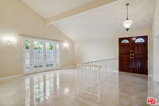Building Photo - 10111 Jumilla Ave