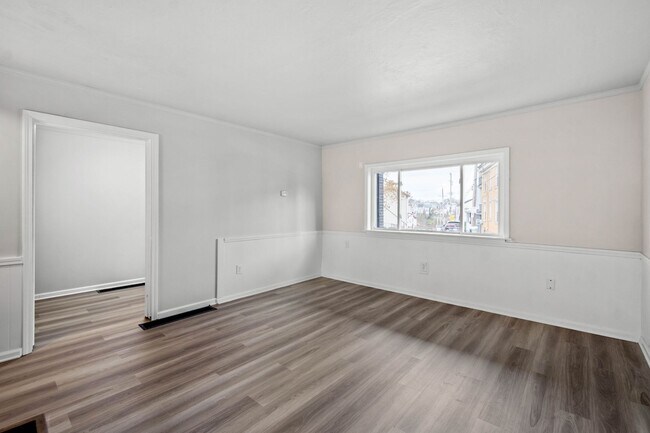 Photo - Stunning 6 bedroom, 2 bathroom and 2 kitch... House