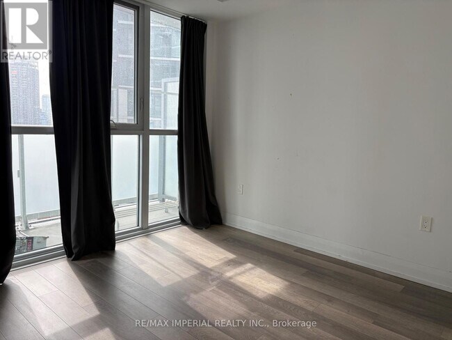 Photo du bâtiment - 77 Mutual St