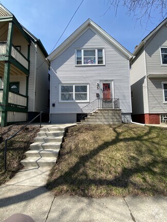 Building Photo - 1821 N Astor St
