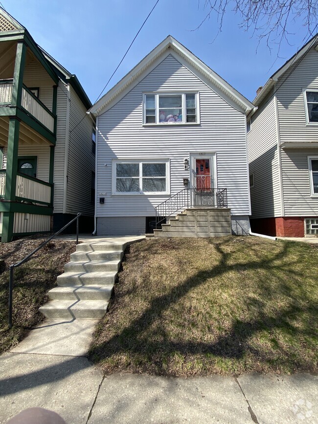 Building Photo - 1821 N Astor St