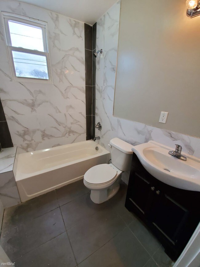 Building Photo - 3 br, 1 bath  - 32 20th Ave 1