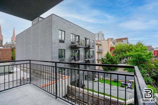 Foto del edificio - 3 bedroom in Brooklyn NY 11206