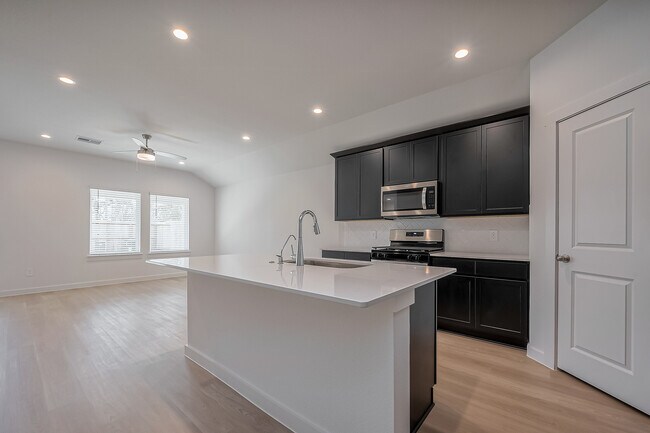 Cocina gourmet con sala de estar de concepto abierto - 1535 Merulana Ln