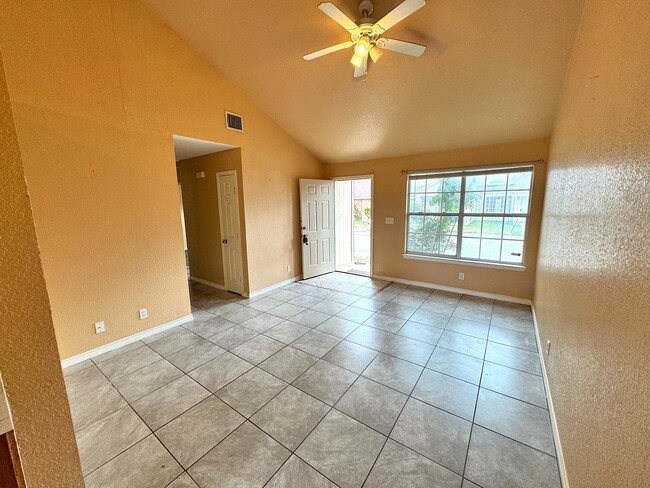 Building Photo - Nice 3 Bedroom 2 Bath in Gated Coppertree ...