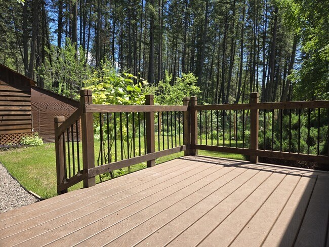 Building Photo - Rare find! Cute 2 bedroom cottage in the w...