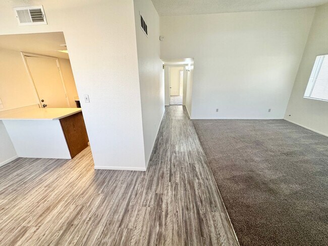Building Photo - 3 Bedroom 2 Bath Single Level Home In Glendale!