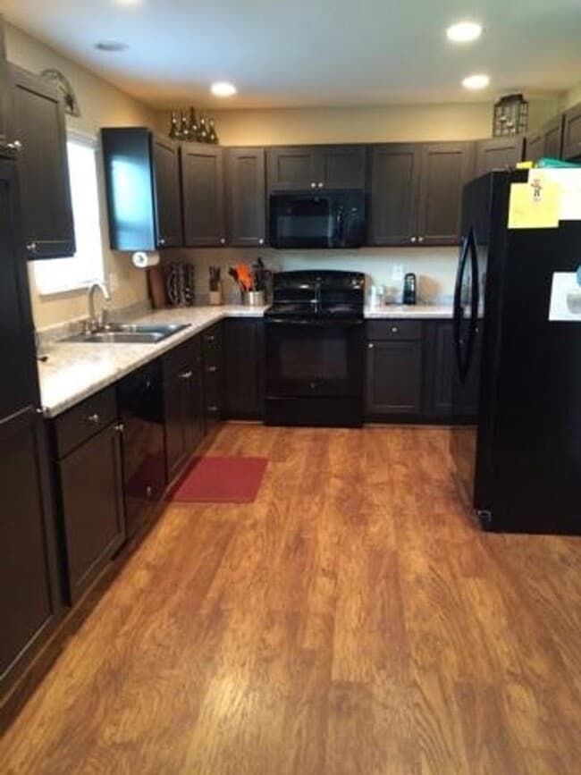 Building Photo - 3 Bedroom Duplex