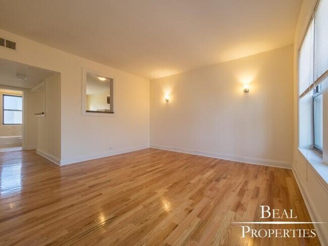 Building Photo - 1 bedroom in CHICAGO IL 60657