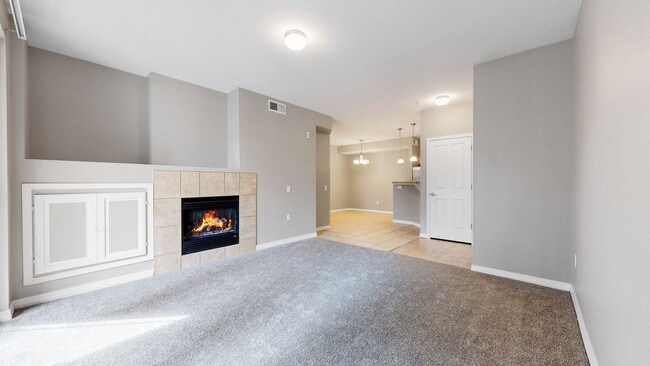 Building Photo - Remodeled 2 BR/2 BA Unit near Edora Park/Epic and Spring Creek Trail